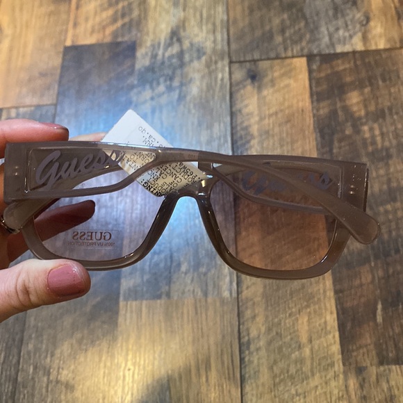 COPY - NWT Guess plastic frame sunglasses - Picture 3 of 3